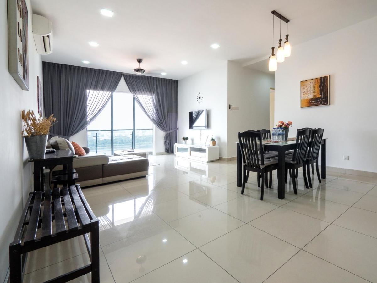 Apartemen 2 Parking Spacious Near R&f Mall - Seaview & Netflix Johor Bahru