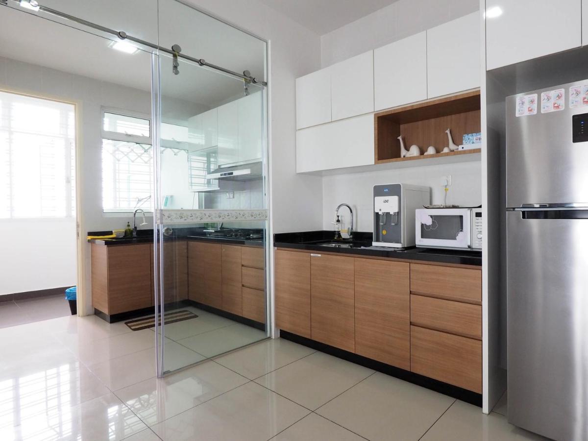 2 Parking Spacious Near R&f Mall - Seaview & Netflix Apartemen