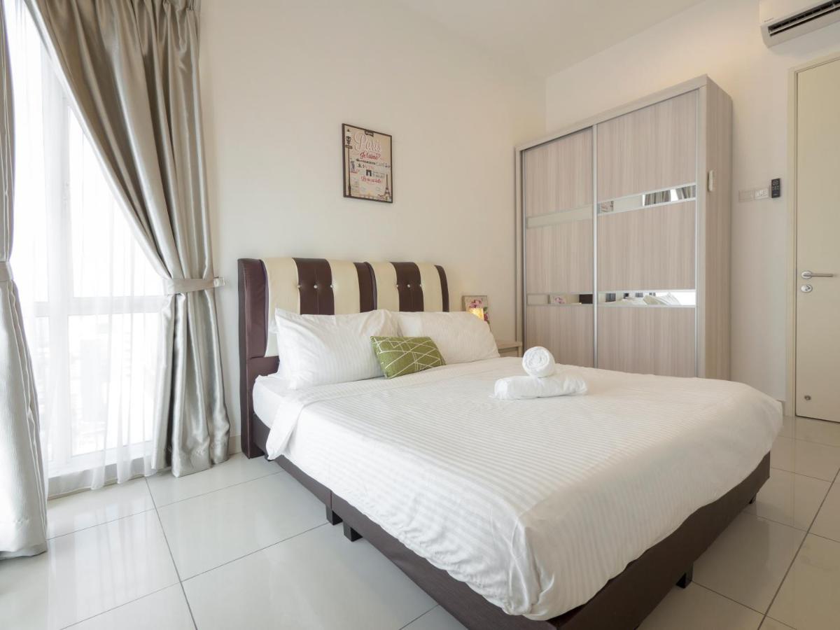 2 Parking Spacious Near R&f Mall - Seaview & Netflix Apartment *